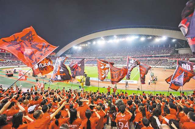 14月12日,重庆奥体中心,5万多名球迷“点燃”渝超决赛现场。记者 尹诗语 摄视觉重庆.jpg