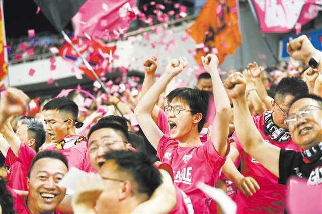 5两江临空队球迷庆祝进球。记者 郑宇 摄视觉重庆.jpg